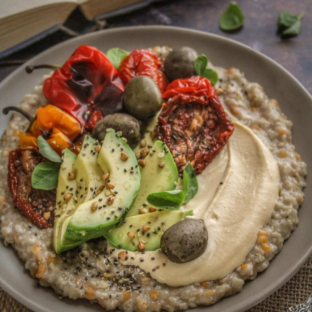 Mediterranean Savoury Oats and Lentils with Hummus – Ekoto